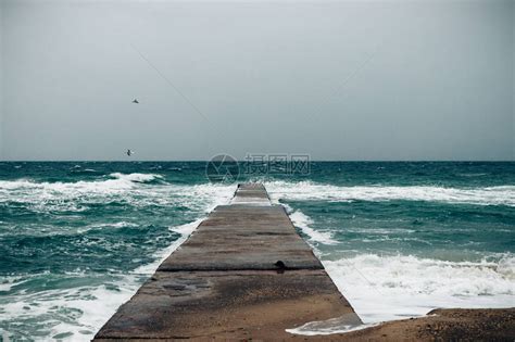 冬季灰色天空下阴暗的暴风天气高清图片下载 正版图片505705681 摄图网