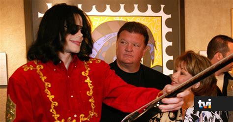 Guitarra Autografada Por Michael Jackson Leiloada Por Mil Euros Tvi