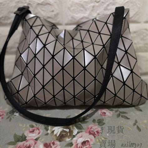 二手精品 三宅一生 Issey Miyake Baobao Rowgloss系列 斜挎包 肩背包 男女同款 鐳射灰色 蝦皮購物