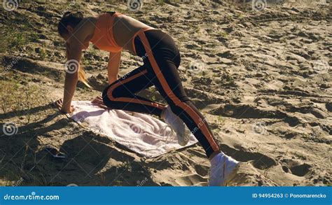 Slim Blonde Lady Makes Push Ups Exercices Outdoors Stock Video Video Of Exercise Strap