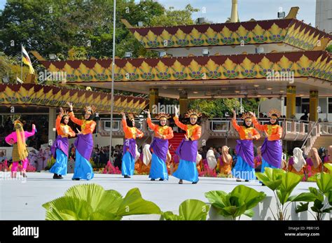 Bandar Seri Begawan, Brunei. 29th July, 2018. Dancers perform during