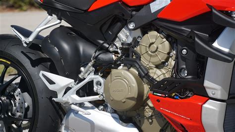 Nine Mile Ducati Streetfighter V S Bears Hyper Naked Thrills By The Dozen Autoevolution