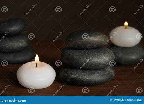 Velas E Pedras De Queimadura Dos Termas Em De Madeira Imagem De Stock