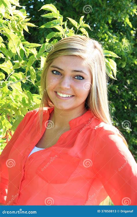 Fille Assez Blonde D élève De Terminale Extérieure Image stock Image du arbres yeux 37850813