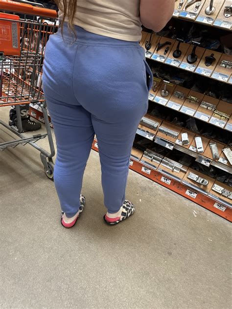 Super Hot Big Booty MILF PAWG With VPL Close Up Spandex Leggings Yoga Pants Forum