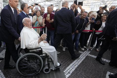 Papa Francesco Dimesso Lascia Lospedale In Sedia A Rotelle Ma