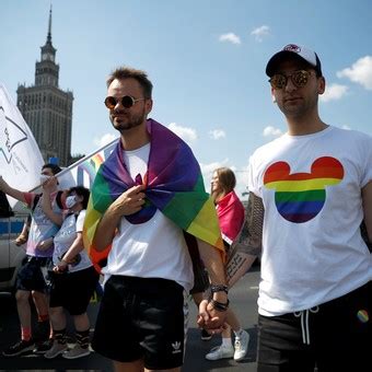 En fotos todo el color de la marcha del Orgullo Gay en Polonia Clarín