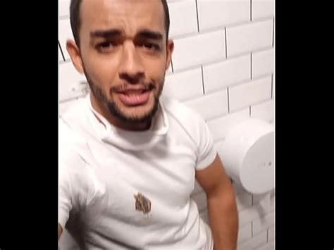 NOVINHO MAMOU SEU PROFESSOR NO BANHEIRO E TOMOU LEITE XVIDEOS