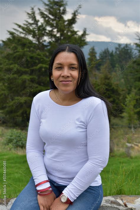 Mujer Madura Morena Latina Bonita Y Sonriendo Con Una Monta A De Fondo Stock Photo Adobe Stock