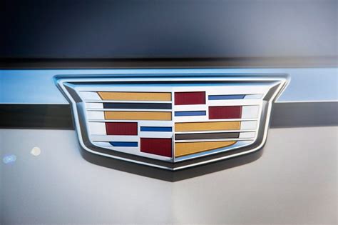 Значок Cadillac: что означает логотип (эмблема) на автомобилях Кадиллак
