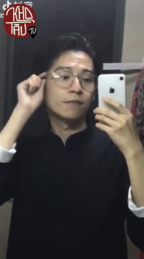 Khoảng cách giữa hot boy thư sinh và soái ca cool ngầu hóa ra chỉ là một chiếc kính