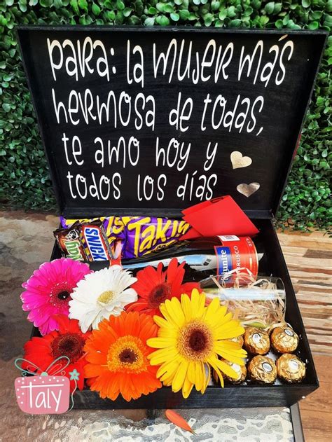 Detalle En Caja Con Flores Botella Chocolates En Flores En