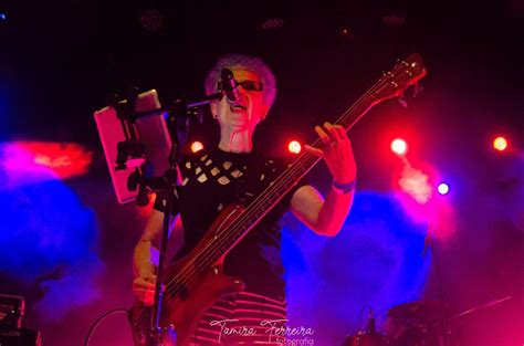 Garotas no palco e no front Bikini Kill põe público para pular e cantar em São Paulo