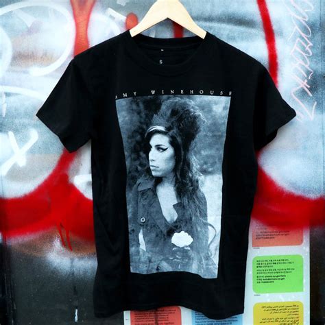 Amy Winehouse Flower Portrait – City Fun