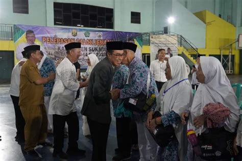 Sekda Ade Suryaman Lepas Jemaah Calon Haji Kloter Di Pubangdai