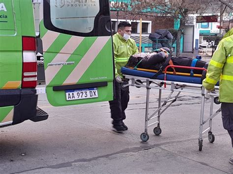 Apurado Por Llevar A Su Hijo Al Colegio Abrió La Puerta Y Causó El Accidente De Una Mujer Que