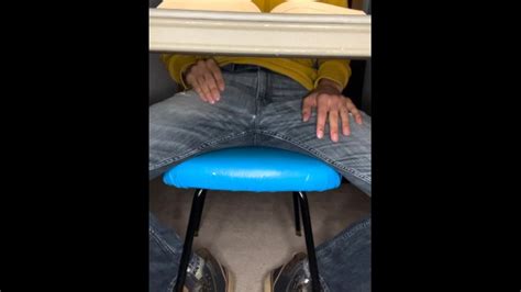 在尝试看书时穿着牛仔裤射精 Pornhub Gay