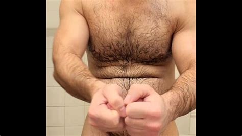 SOAKING WET MUSCLE BEAR FLEXING AFTER SHOWER Pornhub Gay