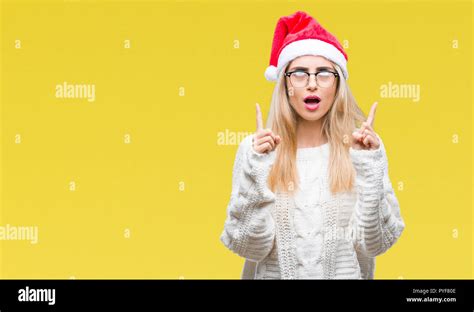 Junge hübsche blonde Frau tragen Mütze über isolierte Hintergrund erstaunt und überrascht mit