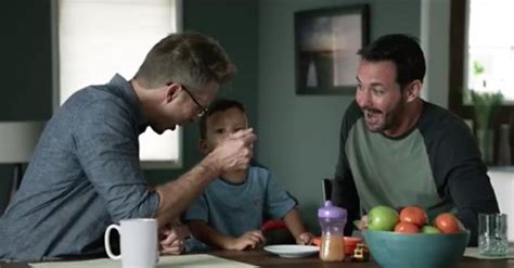 Une pub met en scène un couple gay et son fils les Twittos réagissent
