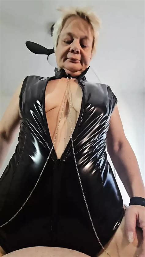 Sophie MILF mature se fait défoncer la chatte et le cul dans son body en cuir et reçoit une