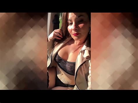 KATALUNA se défonce la chatte avec sa boîte à vitesse et Squirt XVIDEOS