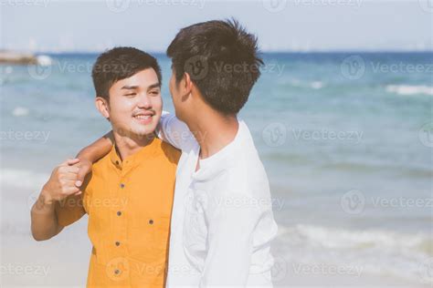 retrato homossexual jovem casal asiático abraço juntos na praia no verão ásia gay indo turismo