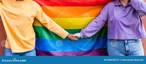 Feliz Pareja Gay Cogiendo La Mano Mientras Celebra El Desfile Del Orgullo Lgbtq Imagen De