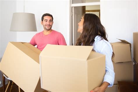Alegre Joven Pareja Latina Llevando Cajas De Cart N En Su Nuevo Piso Hablando Y Riendo Foto