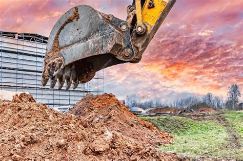 Крупный план ковша экскаватора на строительной площадке экскаватор ...