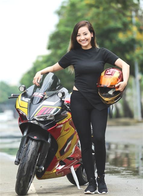 Hot girl xinh đẹp cưỡi mô tô cổ vũ Công Phượng là ai Sao thể thao Việt Giải Trí
