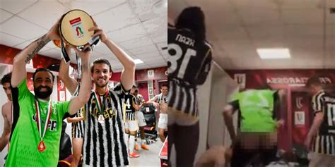 Pinsoglio Nudo Nello Spogliatoio Juve La Festa Pazza Dopo La Coppa Italia