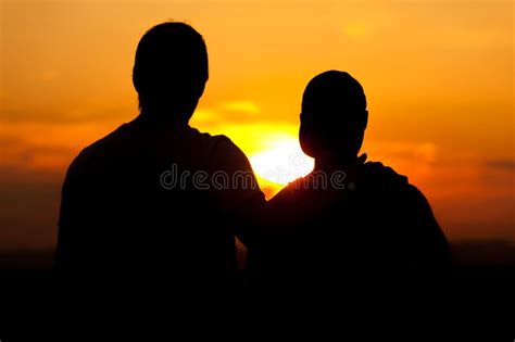 Silueta De Dos Hombres Gay Fotos De Stock Fotos Libres De