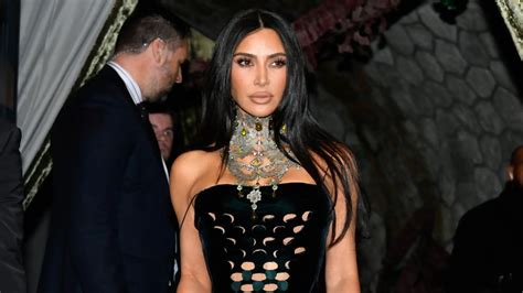 Kim Kardashian criticada por sus vestidos en la boda de la familia más