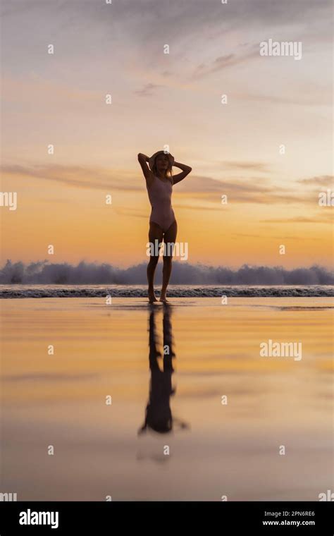 Belle femme bikini sur la plage Banque de photographies et dimages à haute résolution Alamy