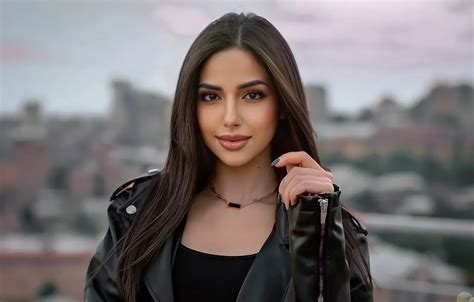 Обои girl model pretty lips face brunette look pose на телефон и рабочий стол раздел