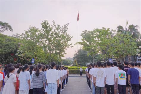 电子工程学院组织升国旗仪式 热烈庆祝新中国72华诞