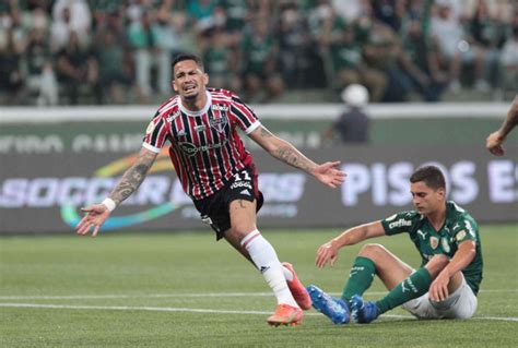 É Luciano São Paulo é o clube que atacante mais fez gols na carreira