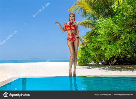 Sexy Frau Bikini Pool Tropischen Sandstrand Der Malediven Glamour Model Stockfotografie