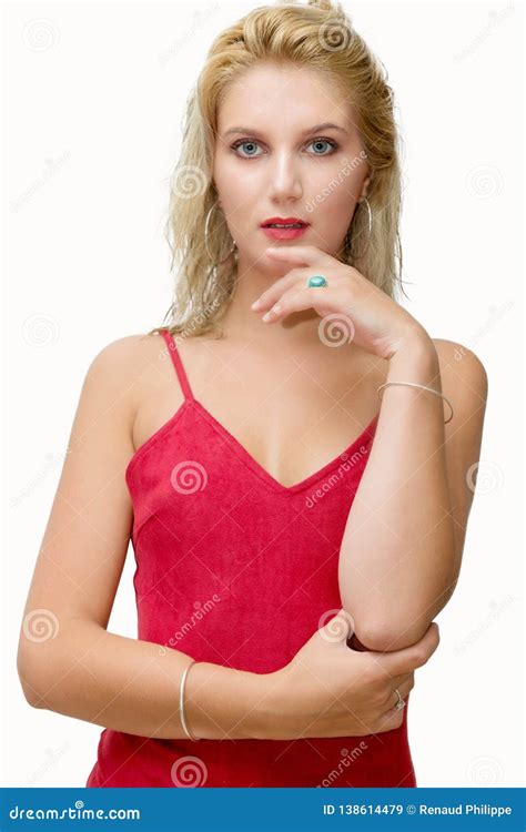 Jolie Jeune Femme Blonde Avec La Robe Rouge Sur Le Fond Blanc Image Stock Image Of Femelle