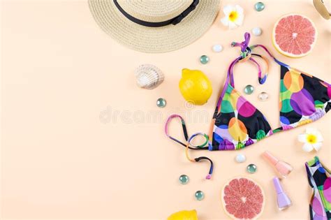 Traje De Ba O Del Bikini Con El Sombrero De Paja Las Flores Y Las Frutas Dise O Plano