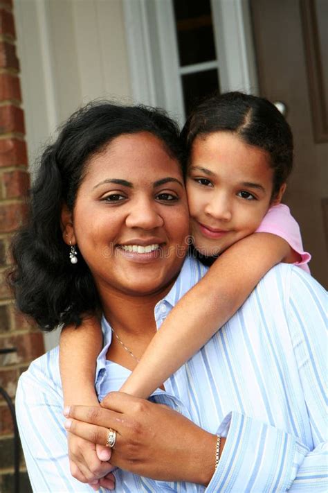 Belles M Re Et Fille De Latina Image Stock Image Du Beau Stationnement