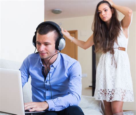 Adela Vă Sfătuiește în Sex și Iubire Soțul Meu Se Uită La Filme și Se Satisface Singur Eu Mă