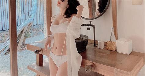 Vợ cũ diễn viên Việt Anh khoe thân hình nóng bỏng trong trang phục bikini