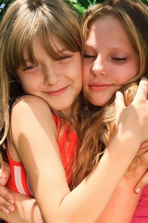 Twee Gelukkige Jonge Blonde Meisjes Stock Afbeelding Afbeelding Bestaande Uit Goed Schoonheid