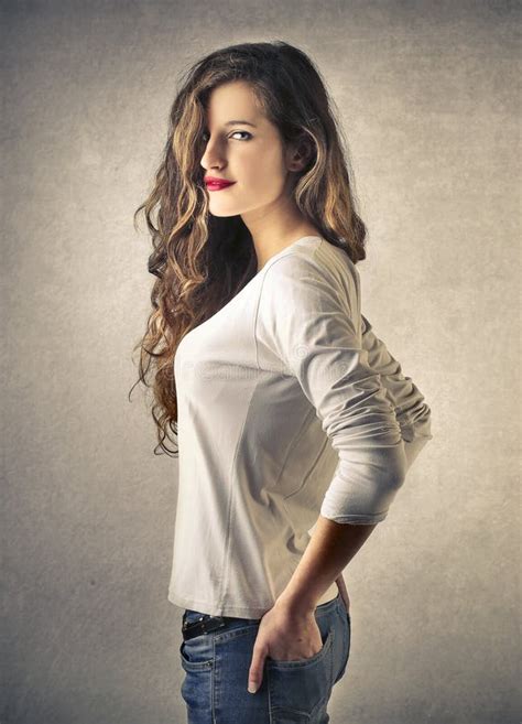 Jeune Fille Timide De Brunette Photo Stock Image Du Verticale Beau