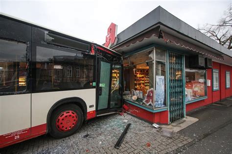 Marburg Linienbus fährt in Apotheke APOTHEKE ADHOC