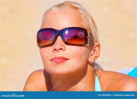 Bella Ragazza In Bikini Che Pone Il Om La Spiaggia Immagine Stock Immagine Di Bello Spazio