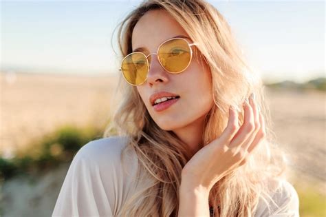 Bouchent Le Portrait D Une Fille Blonde Souriante Ludique Jouant Avec Des Poils S Amusant Et