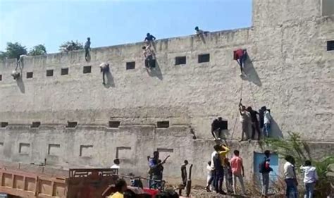 People Climb School Wall To Pass Students Cheat Sheets During Exam In